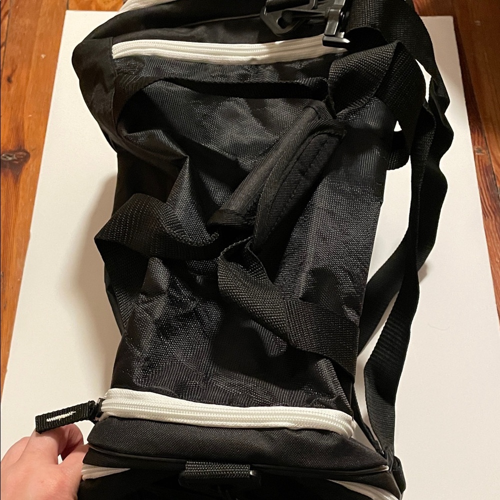 Reebok Slimm Black & White Duffel Bag Gym Bag Padded Handles & ID Tag NWT - Picture 3 of 5